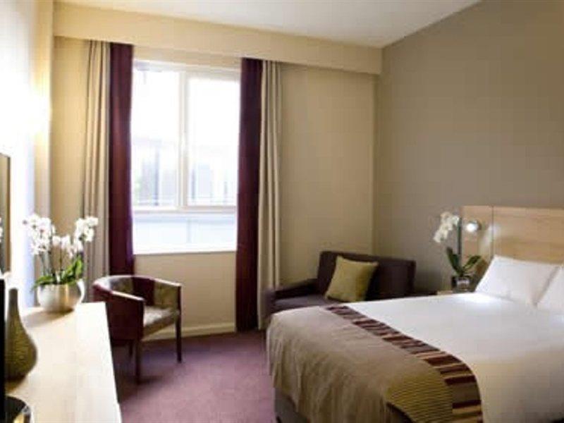Leonardo Hotel Дербі Номер фото